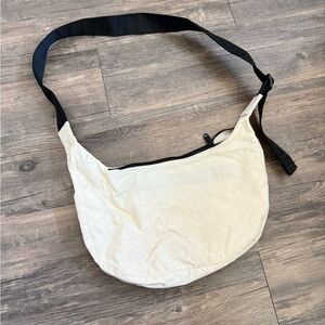 Baggu Medium Crescent Cream Shoulder Bag